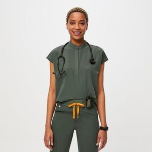 Figs Set: Rafaela Top (XS) & High-Waisted Zamora Joggers (XS). Color: Moss